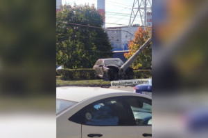 Во Владимире у «Автоприбора» иномарка влетела в столб