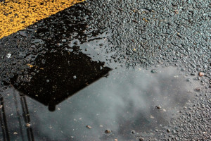 Автомобилист подал в суд на чиновников из Суздаля за пробитые на местной дороге колеса