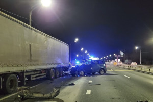 На трассе М-7 под Вязниками легковушка влетела в фуру: погибли 2 пассажира