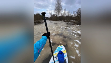 Во Владимирской области жители сплавились на сапах по разлившейся в половодье реке