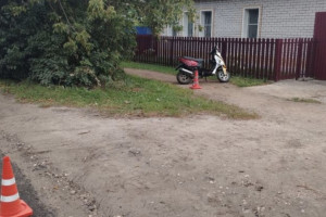 В Ковровском районе водитель скутера попал в больницу после падения на скорости