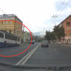 Момент столкновения троллейбуса со столбом попал на видео