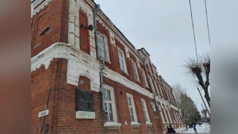 В Муроме коммунальщики просмотрели сосульки на крышах домов 