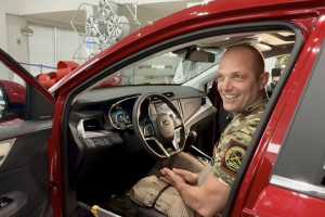 Лишившемуся ног бойцу СВО из Владимирской области подарили авто с ручным управлением