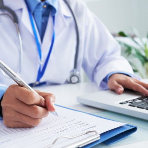 Жители Александрова вступились за главврача после увольнения депутата из больницы