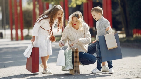Супермаркеты, фастфуд и маркетплейсы возглавляют топ покупок по детским картам