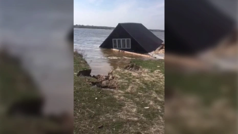 Во Владимирской области дом уплыл по Оке