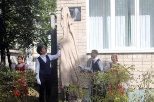 В Радужном у Детской школы искусств открыли памятную доску бывшему директору