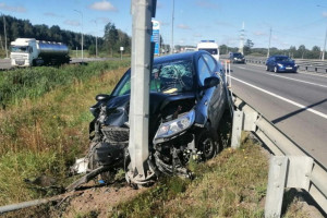 3 человека пострадали во влетевшей в столб иномарке во Владимирской области