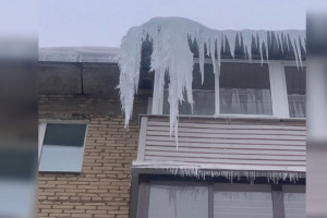 В Александрове на крыше дома повисла смертельно опасная сосулька