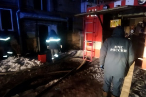 Под Александровом из горящего дома эвакуировали 13 человек