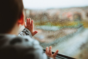 В Коврове 3-летний малыш едва не выпал из окна