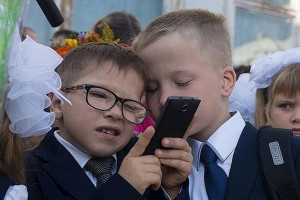 У владимирских школьников будут отбирать телефоны перед занятиями