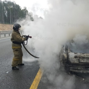Во Владимирской области на платнике М-12 загорелась машина