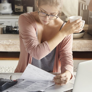 Приставы «повесили» долги жительницы Александрова на тезку из Удмуртии