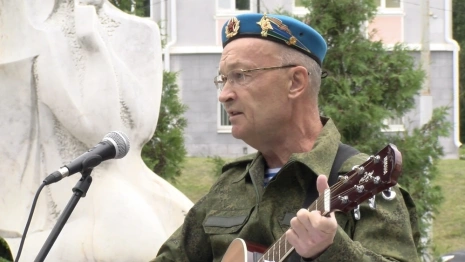 Владимирский депутат поздравил десантников с Днем ВДВ собственной песней