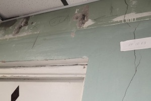 Жители Гусь-Хрустального пожаловались на рассыпающуюся поликлинику