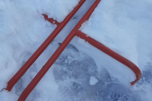 В Коврове ребенок застрял в металлической конструкции на детской площадке