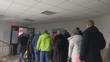 Во владимирском МФЦ очередь за путевками в детские лагеря  растянулась на 2 этажа 