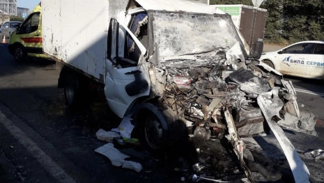 Очевидцы: Во Владимире ГАЗель влетела в фуру и загорелась