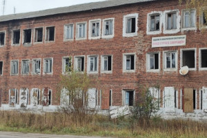 В Меленках расселенный 3 года назад дом снесут после суда