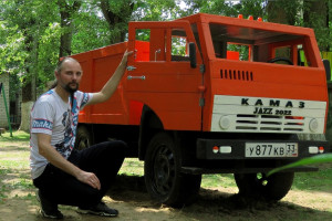 Мастер из Коврова сделал и подарил деревянный КАМАЗ детскому саду