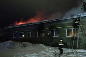 В Коврове 13 спасателей тушили мощный пожар на производстве