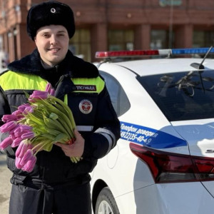 Во Владимире сотрудники ДПС подарили автомобилисткам цветы к 8 марта