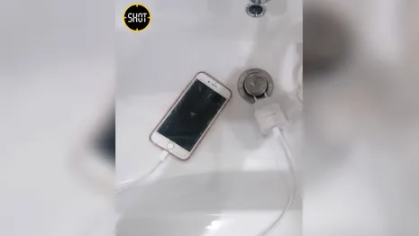 В Красноярском крае 10-летняя девочка уронила iPhone в ванную и погибла