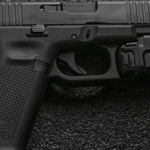 Двое жителей Гусь-Хрустального угрожали прохожему пистолетом ради беспроводных наушников