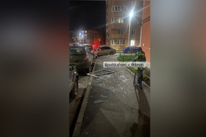 Во Владимире выпавшее из высотки окно едва не убило прохожих