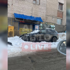 В Александрове глыба снега упала на BMW