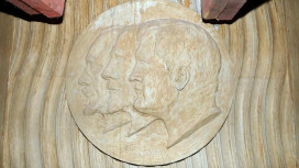 Под потолком Дома Радио нашли барельеф — портрет архитекторов здания