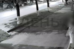 Юный «Малевич» под камерами разрисовал из баллончика окна дома во Владимире
