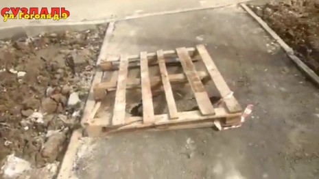 В Суздале у больницы провалился новый тротуар