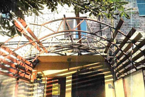 Жители многоэтажки в Меленках пожаловались на ужасное состояние козырьков над подъездами