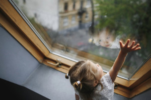 Во Владимирской области в 2023 году из окон выпало 11 детей