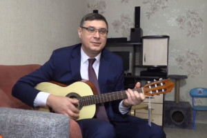 Владимирский губернатор сыграл на подаренной девочке гитаре