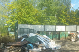 В Меленках у переполненных мусорных баков выросли свалки
