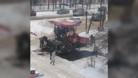 В двух районах Владимирской области в снегопад начали укладывать новый асфальт
