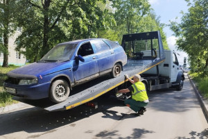 Во Владимире брошенные машины с улицы Безыменского увезли на стоянку для автохлама