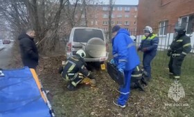 Во Владимире угодившая под колеса авто пешеход застряла под машиной