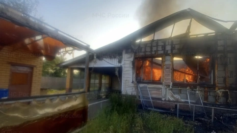 Во Владимирской области мощный пожар охватил частный дом и гараж