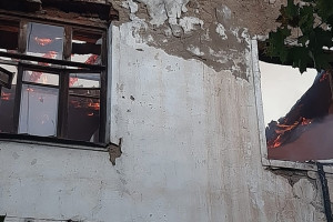 Во Владимирской области крупный пожар охватил заброшенный дом