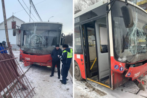 Во Владимире автобус протаранил забор автомойки