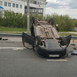 Во Владимире у Белого дома перевернулась иномарка