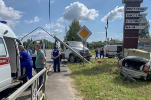 В Камешковском районе легковушка влетела в большегруз