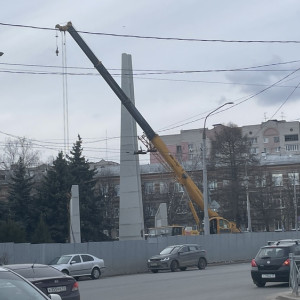 Процесс установки стелы «Город трудовой доблести» во Владимире показали на фото и видео