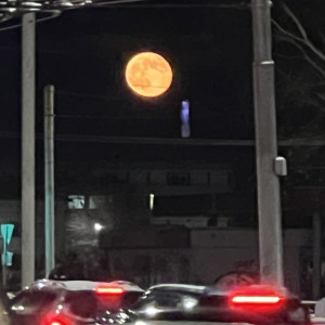 Над Владимиром в преддверии Нового года взошла огненная луна