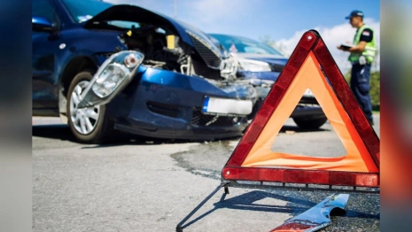 Во Владимире автомобиль отбросило на отбойник при ДТП
